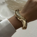 Brazalete de onda dorado